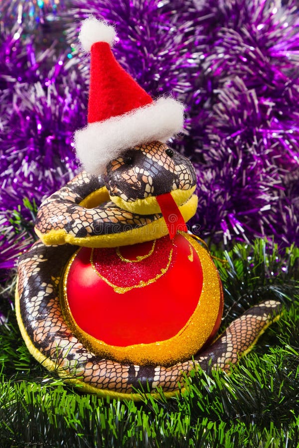 Schlange- und Weihnachtskugeln lizenzfreie stockfotos