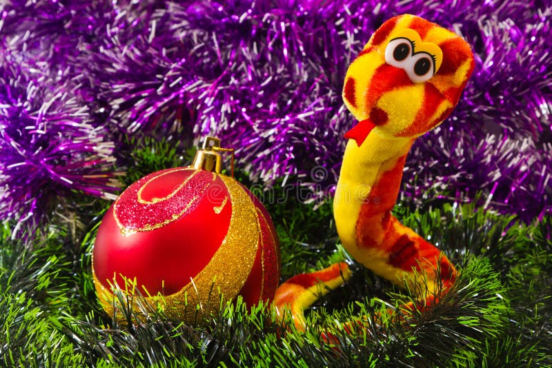 Schlange- und Weihnachtskugeln stockfotos