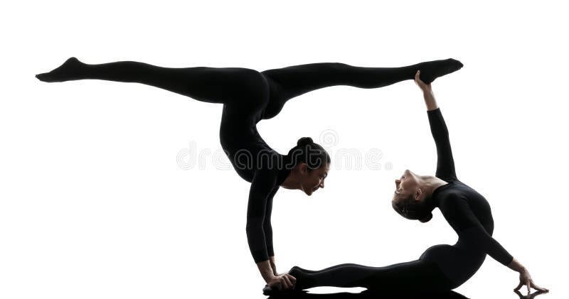 Schlangenmensch mit zwei Frauen, der gymnastisches Yogaschattenbild ausübt