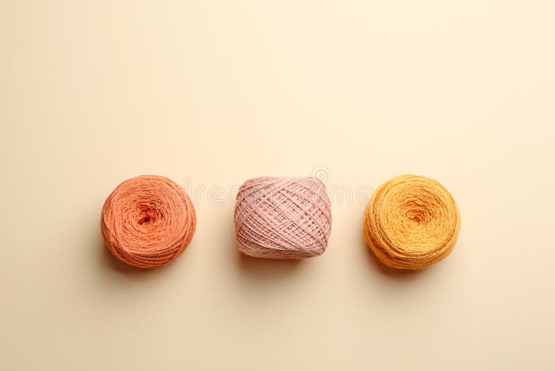 Schlaufen von strickenden Faden auf Farbhintergrund N?hendes Material stockfoto Schlaufen von strickenden Faden auf Farbhintergrund N?hendes Material stockfoto