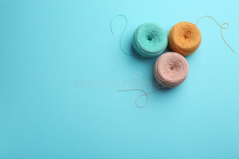 Schlaufen von strickenden Faden auf Farbhintergrund, Raum f?r Text N?hendes Material lizenzfreies stockfoto Schlaufen von strickenden Faden auf Farbhintergrund, Raum f?r Text N?hendes Material lizenzfreies stockfoto