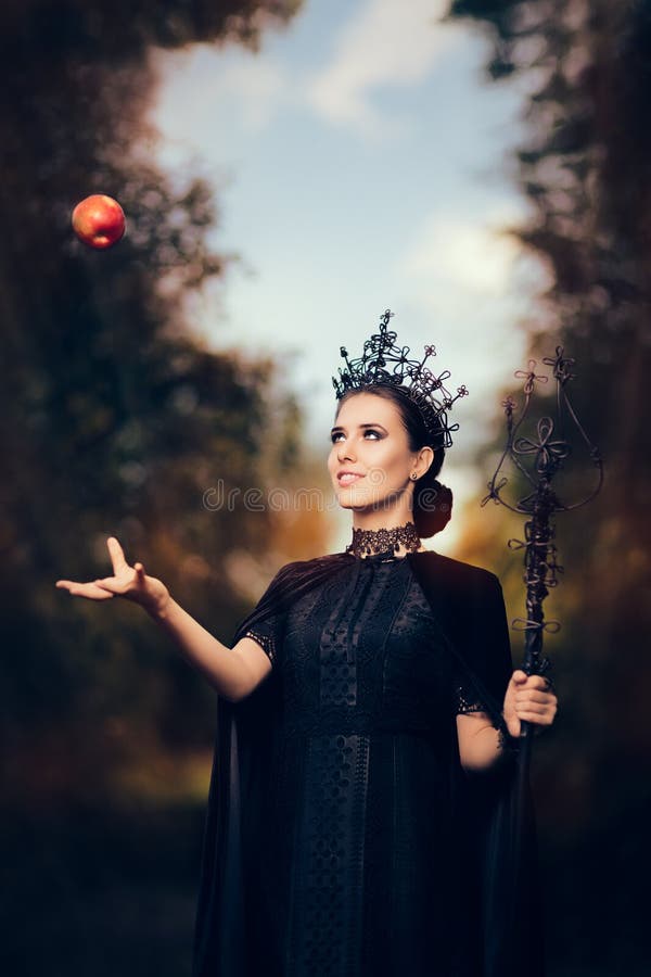 Schlechte Königin mit vergiftetem Apple im Fantasie-Porträt lizenzfreie stockbilder Schlechte Königin mit vergiftetem Apple im Fantasie-Porträt lizenzfreie stockbilder