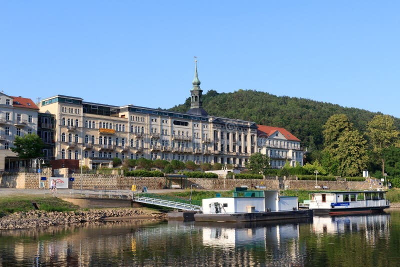 Schlechte Promenade Schandau Elbe mit Hotel Elbresidenz und Landungspier in der sächsischen Schweiz lizenzfreies stockfoto Schlechte Promenade Schandau Elbe mit Hotel Elbresidenz und Landungspier in der sächsischen Schweiz lizenzfreies stockfoto