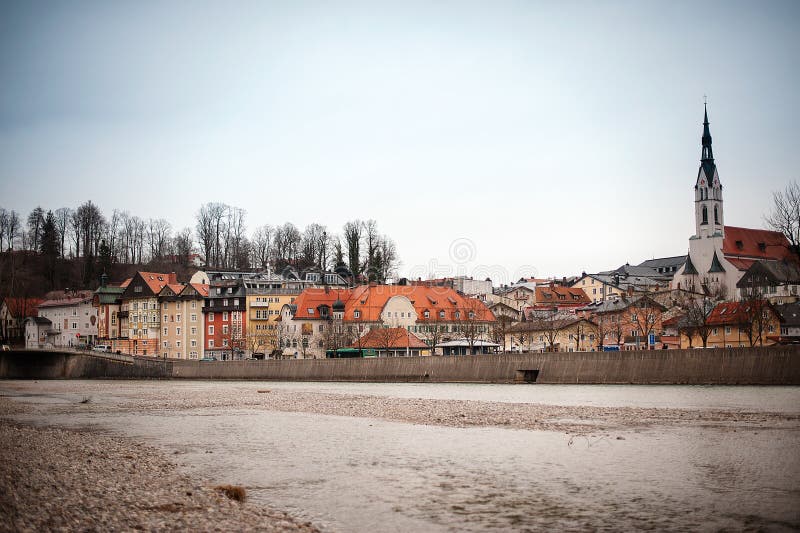 Schlechtes Toelz, Deutschland - 10. März 2018: Alte Stadt schlechter Toelz und Isar-Fluss im Bayern lizenzfreies stockbild Schlechtes Toelz, Deutschland - 10. März 2018: Alte Stadt schlechter Toelz und Isar-Fluss im Bayern lizenzfreies stockbild
