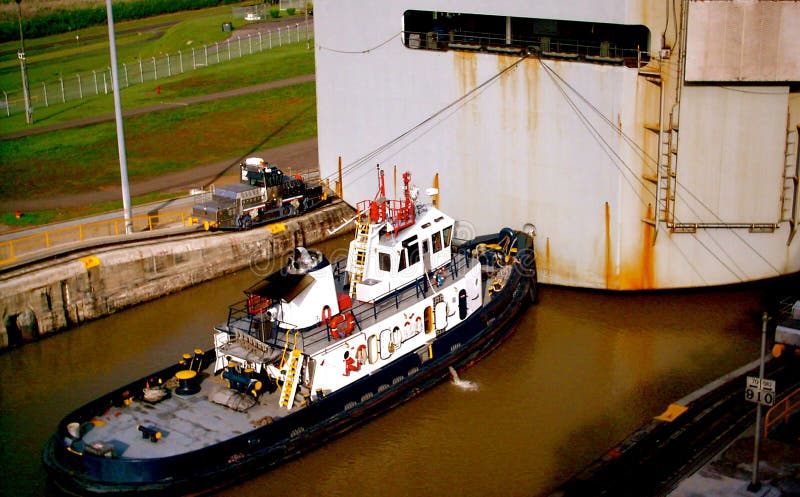 Schlepper, der Hochsee- Containerschiff durch Panamakanal drückt lizenzfreie stockfotografie Schlepper, der Hochsee- Containerschiff durch Panamakanal drückt lizenzfreie stockfotografie