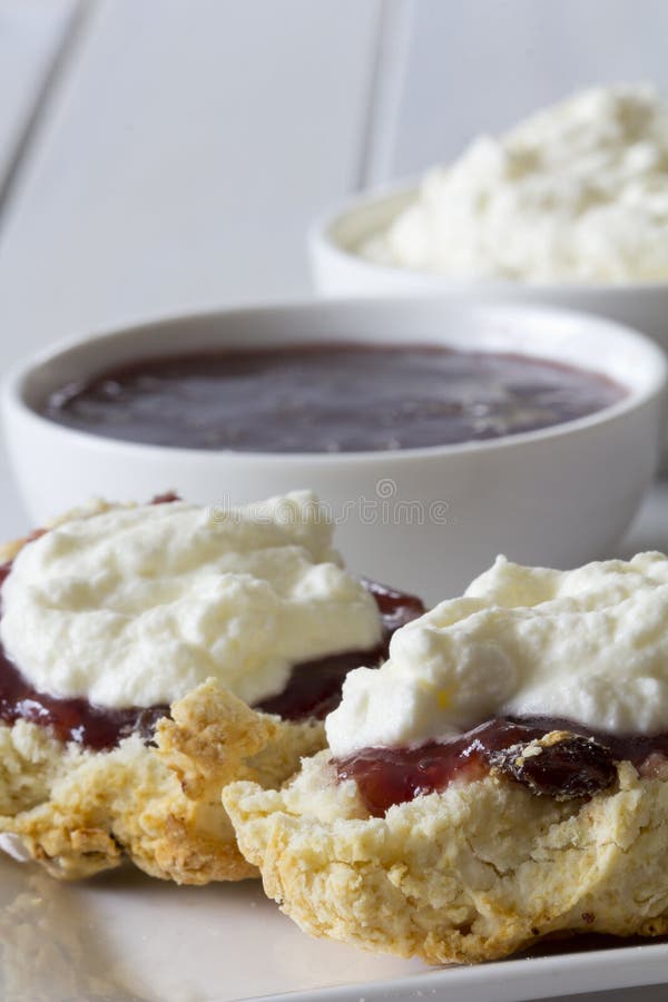 Sultanine-Scones Mit Stau Und Creme Und Tee Stockbild - Bild von milch ...