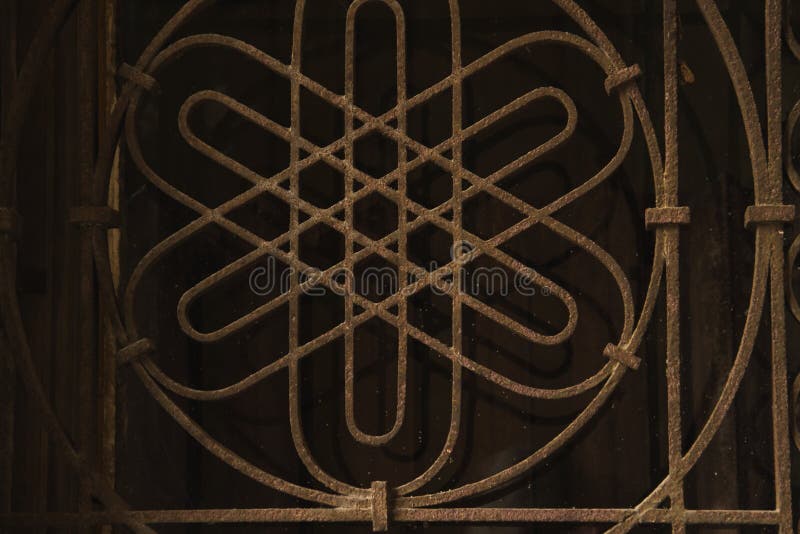 Ironworkgrill auf Fenster stockfoto. Bild von fenster