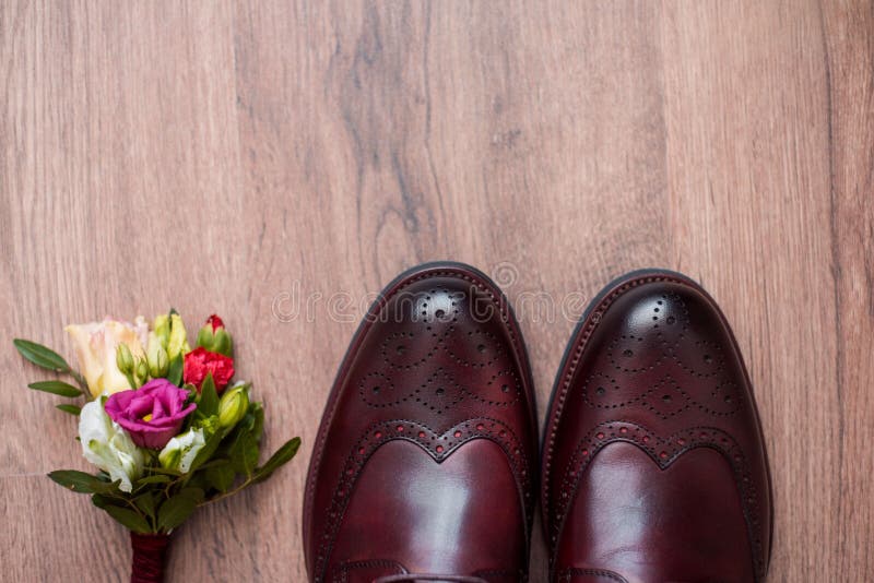 Schlie?en Sie oben vom Zubeh?r des modernen Mannes Schwarzer bowtie, Lederschuhe, Gurt und Blume Boutonniere auf wei?em h?lzernem lizenzfreie stockfotos Schlie?en Sie oben vom Zubeh?r des modernen Mannes Schwarzer bowtie, Lederschuhe, Gurt und Blume Boutonniere auf wei?em h?lzernem lizenzfreie stockfotos