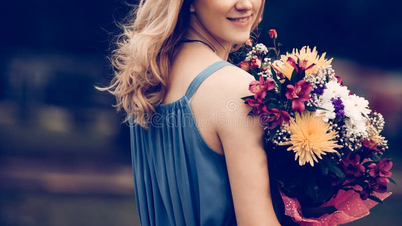 Schließen lächelnde junge Frau mit Blumenstrauß stockfotos