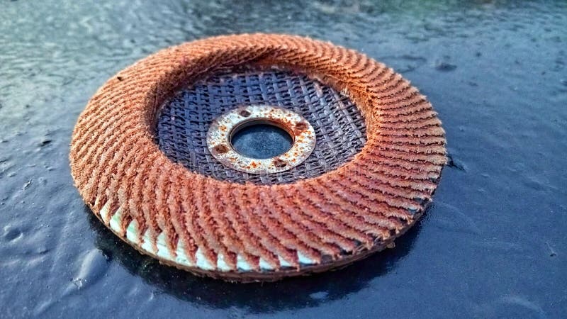 Schließen Sie die Schleifscheiben aus Papier auf einer schwarzen Werkbank.. Klappscheiben zum Polieren von Materialien bereit. lizenzfreie stockbilder