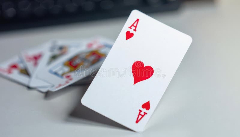 Schließen Sie eine ausgepackte Spielkarte mit weißem Design. Schließen Sie eine umgekippte Spielkarte gegen weiße Designdetails Ideal für Websites und soziale Medien AI Generated