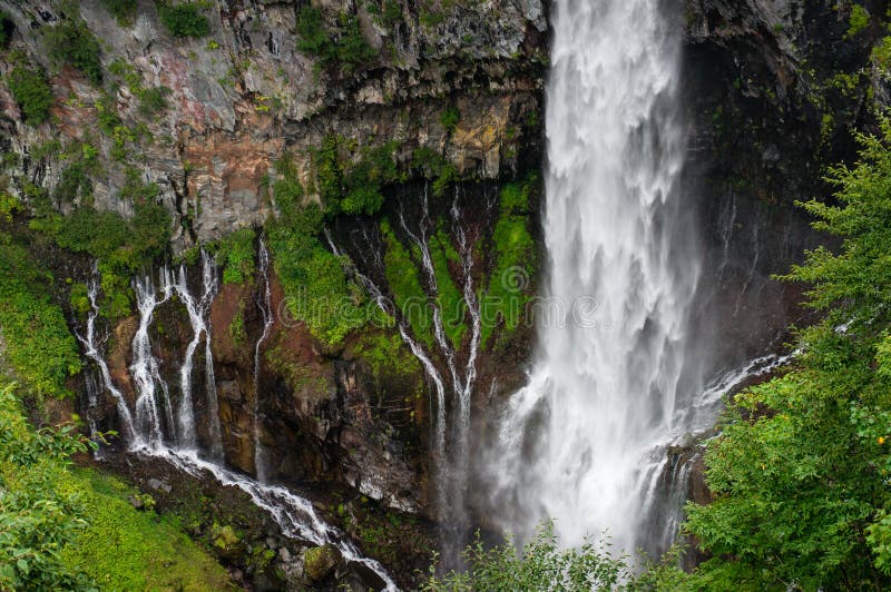 Schließen Sie einen enormen Wasserfallstrom Wasserfallnaturhintergrund lizenzfreies stockfoto