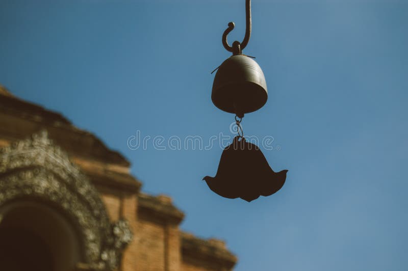 Schließen Sie herauf alte Windglockenspiele Bell klirrend thailändische Art stockbilder Schließen Sie herauf alte Windglockenspiele Bell klirrend thailändische Art stockbilder