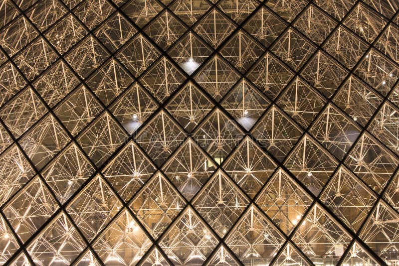 Schließen Sie herauf Ansicht der Glaspyramide stockfotografie Schließen Sie herauf Ansicht der Glaspyramide stockfotografie