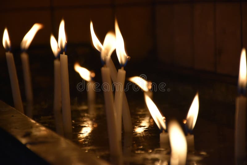 Schließen Sie herauf Ansicht der Kerzen, die hell in der Dunkelheit brennen stockfoto Schließen Sie herauf Ansicht der Kerzen, die hell in der Dunkelheit brennen stockfoto
