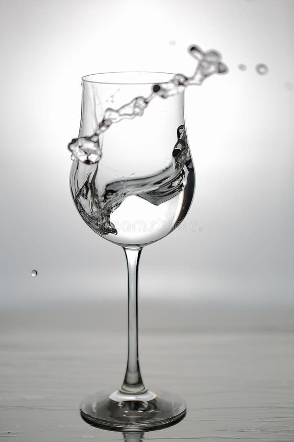 Schließen Sie herauf Ansicht des Spritzwassers im lokalisierten Glas Rebecca 6 lizenzfreie stockfotografie Schließen Sie herauf Ansicht des Spritzwassers im lokalisierten Glas Rebecca 6 lizenzfreie stockfotografie