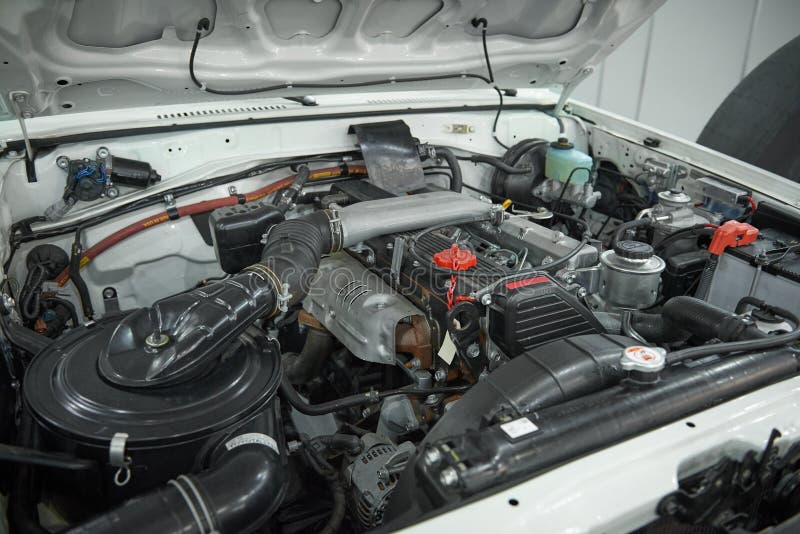Schließen Sie herauf Ansicht über weg von offene Haube des Straßenautos des Motorraums für Instandhaltung Automotor, Luftfilter, lizenzfreies stockbild Schließen Sie herauf Ansicht über weg von offene Haube des Straßenautos des Motorraums für Instandhaltung Automotor, Luftfilter, lizenzfreies stockbild