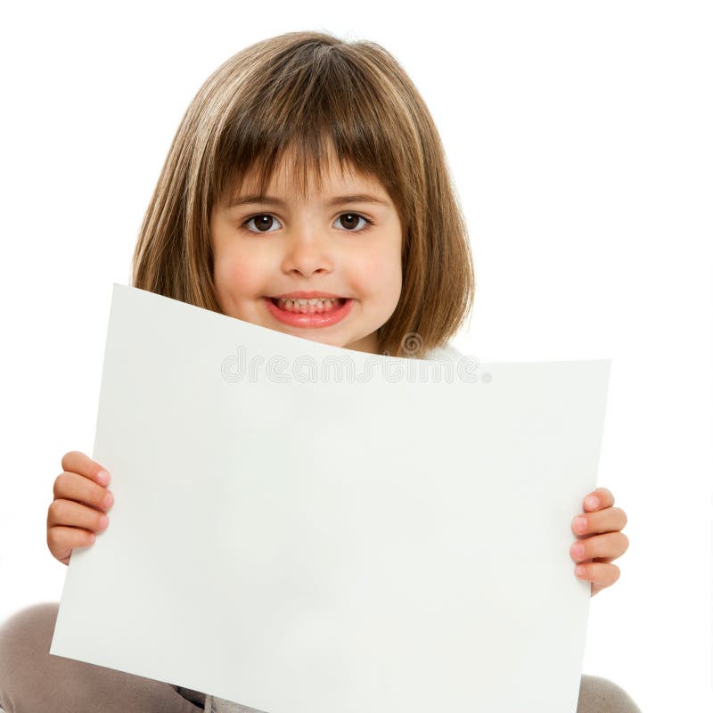 Nettes kleines Mädchen, das leeres Papier hält. lizenzfreie stockfotos