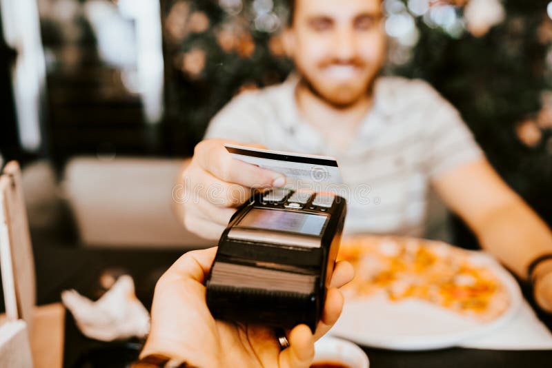 Schließen Sie herauf Details der contactelss Kreditkartezahlung am Restaurant lizenzfreie stockfotos Schließen Sie herauf Details der contactelss Kreditkartezahlung am Restaurant lizenzfreie stockfotos