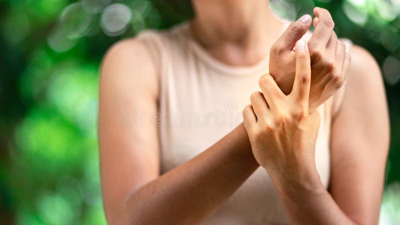 Schließen Sie herauf die Frauenhandgelenkschmerz lizenzfreie stockbilder Schließen Sie herauf die Frauenhandgelenkschmerz lizenzfreie stockbilder