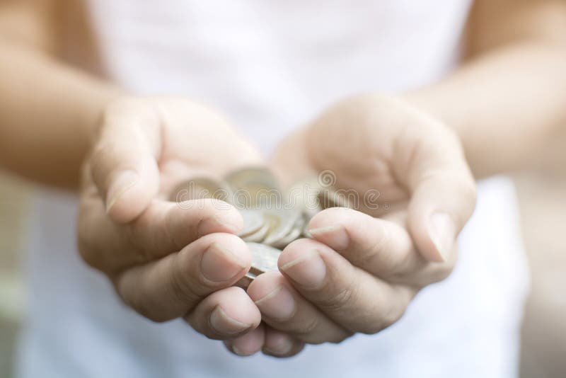 Schließen Sie herauf die Hand des Mannes einen Stapel von Münzen durch Hand zwei halten stockfotografie Schließen Sie herauf die Hand des Mannes einen Stapel von Münzen durch Hand zwei halten stockfotografie