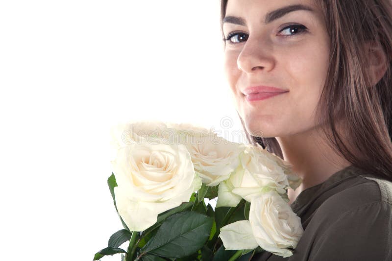 Schließen Sie herauf geerntetes Porträt der reizend netten hispanischen Frau mit dem natürlichen Make-up, das Blumenstrauß von we stockfotografie Schließen Sie herauf geerntetes Porträt der reizend netten hispanischen Frau mit dem natürlichen Make-up, das Blumenstrauß von we stockfotografie