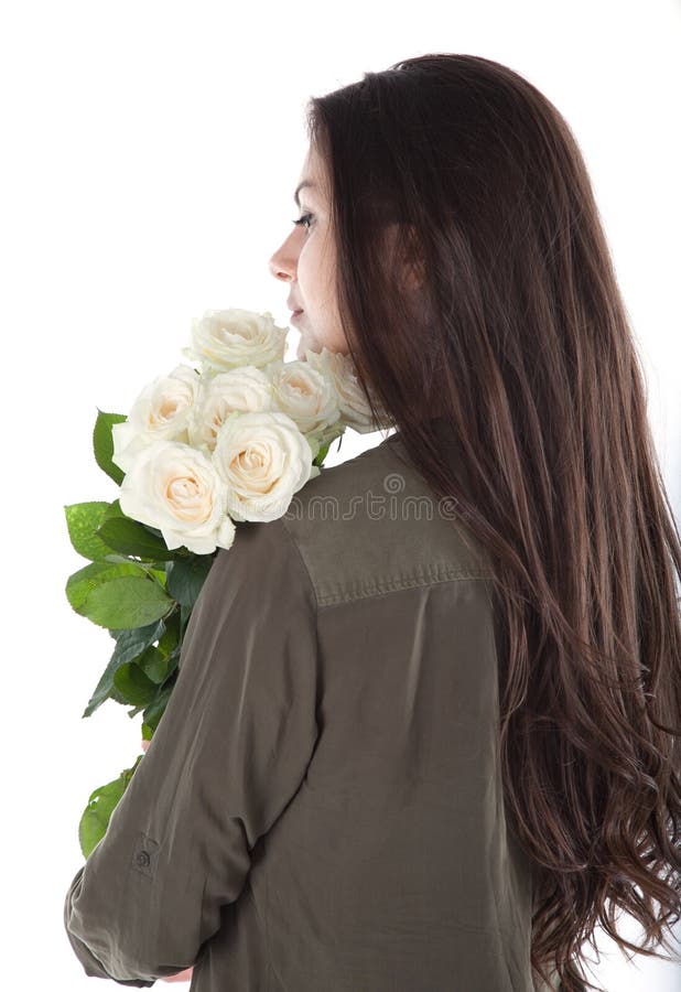 Schließen Sie herauf geerntetes Porträt der reizend netten hispanischen Frau mit dem natürlichen Make-up, das Blumenstrauß von we stockfotografie Schließen Sie herauf geerntetes Porträt der reizend netten hispanischen Frau mit dem natürlichen Make-up, das Blumenstrauß von we stockfotografie
