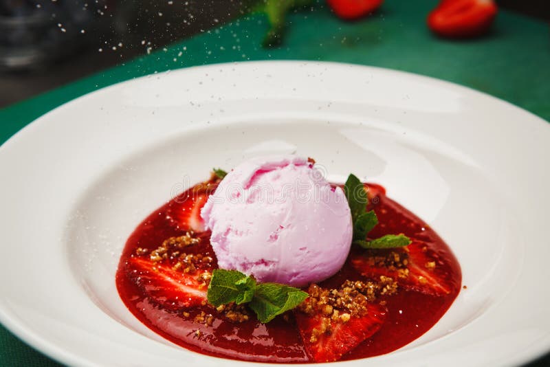 Schließen Sie herauf horizontalen Schuss des rosa Eiscremeballs in der Platte ein schönes Design stockfoto Schließen Sie herauf horizontalen Schuss des rosa Eiscremeballs in der Platte ein schönes Design stockfoto