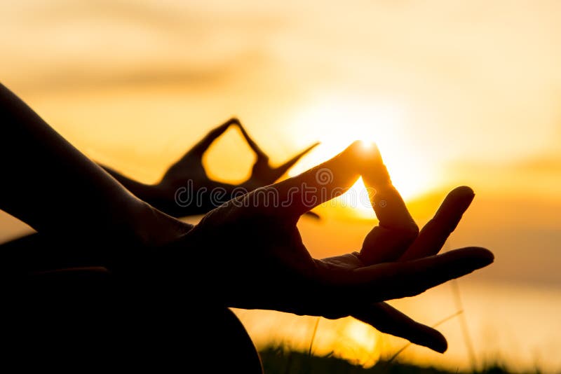 Schließen Sie herauf Hände Frau tun Yoga das im Freien Frauentrainieren wesentlich und Meditation für Eignungslebensstil im Stran