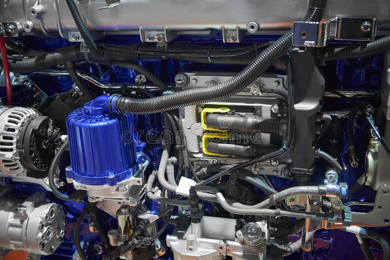 Schließen Sie herauf neuen Dieselmotormotor des LKWs mit verschiedenen Teildetails Elektronisches elektrisches Teil des Lkw-Motor stockbild Schließen Sie herauf neuen Dieselmotormotor des LKWs mit verschiedenen Teildetails Elektronisches elektrisches Teil des Lkw-Motor stockbild