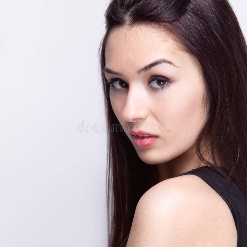 Schließen Sie herauf Portrait der sinnlichen jungen Frau stockfotografie Schließen Sie herauf Portrait der sinnlichen jungen Frau stockfotografie