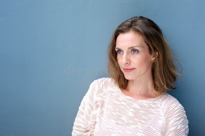 Schließen Sie herauf Porträt einer hübschen Frau in der Strickjacke stockfotografie