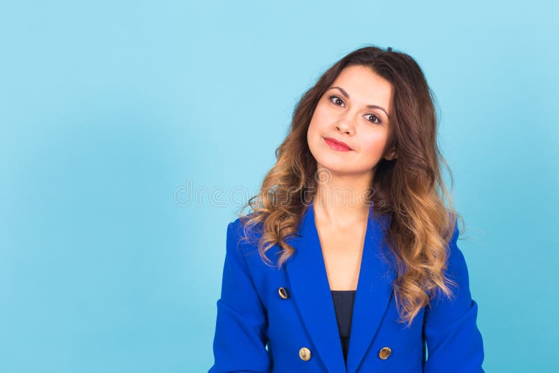 Schließen Sie herauf Porträt einer schönen jungen Frau, die auf blauem Hintergrund lächelt stockfotografie Schließen Sie herauf Porträt einer schönen jungen Frau, die auf blauem Hintergrund lächelt stockfotografie
