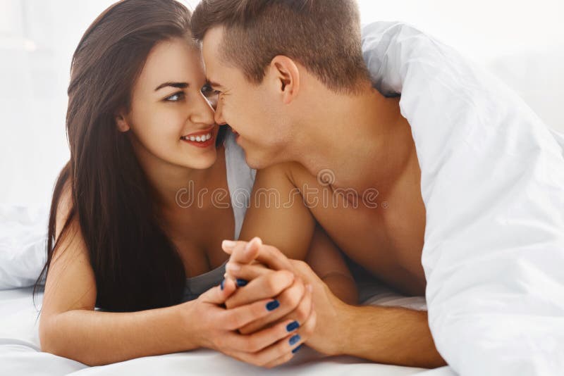 Schließen Sie herauf Porträt von romantischen Paaren im Bett stockfoto Schließen Sie herauf Porträt von romantischen Paaren im Bett stockfoto