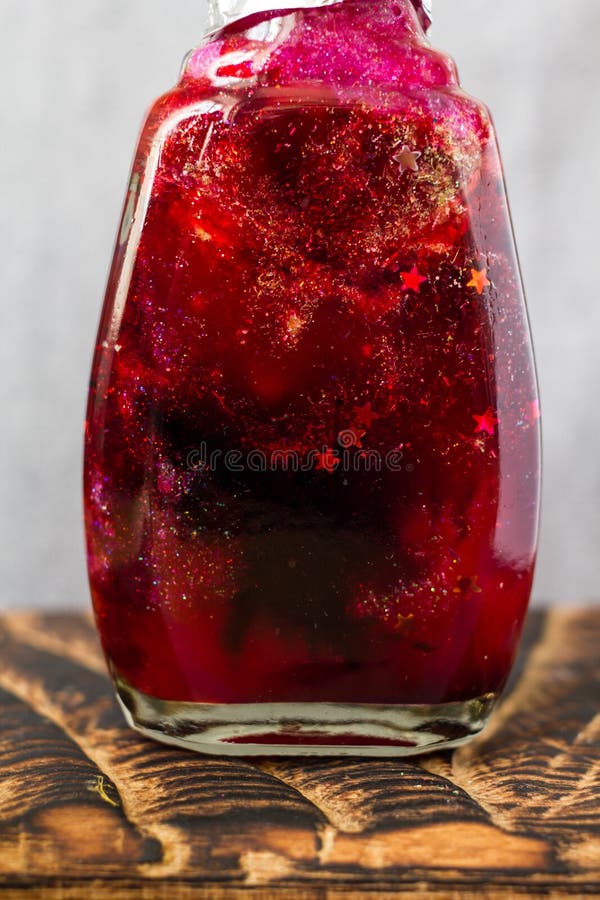 Schließen Sie herauf roten Raum in der Flasche Kinderexperimentmischung Auf hölzernem Brett stockfoto