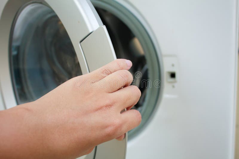 Schließen Sie herauf Schuß. Schließen Sie herauf Handoffene Waschmaschine