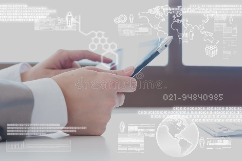 Schließen Sie herauf Szene des Geschäftsmannes, der Tablette mit digitaler Schicht verwendet lizenzfreie stockbilder Schließen Sie herauf Szene des Geschäftsmannes, der Tablette mit digitaler Schicht verwendet lizenzfreie stockbilder