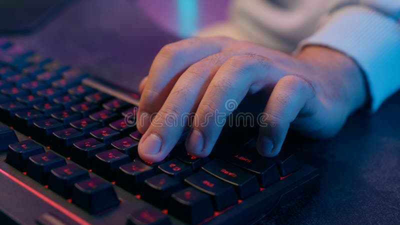 Schließen Sie männliche Hand tippen Computertastatur online studieren Internet-Erlernen Hacker-Programmierer nicht erkennbar stockfotografie