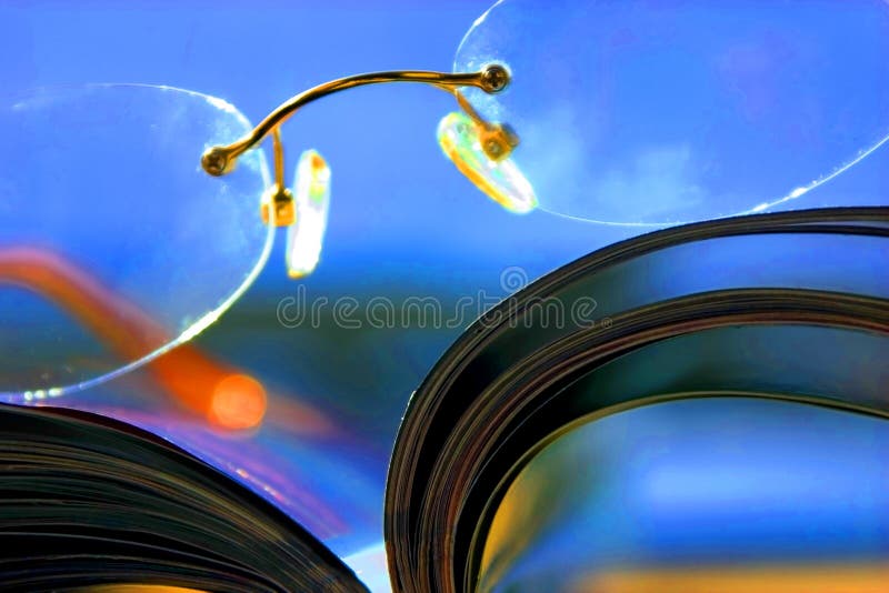Schließen Sie oben auf einem Paar der Gläser und der Zeitschrift stockfotografie Schließen Sie oben auf einem Paar der Gläser und der Zeitschrift stockfotografie