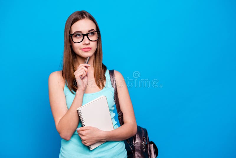Schließen Sie oben das schöne Foto sie ihre Dame, der durchdachte Griffnotizbuch, dasrucksack Bleistiftkinn des Lehrers aufmerksa stockfoto Schließen Sie oben das schöne Foto sie ihre Dame, der durchdachte Griffnotizbuch, dasrucksack Bleistiftkinn des Lehrers aufmerksa stockfoto
