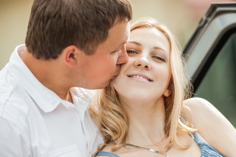 Schließen Sie oben glücklicher Mann, der seine Frau küsst lizenzfreies stockbild