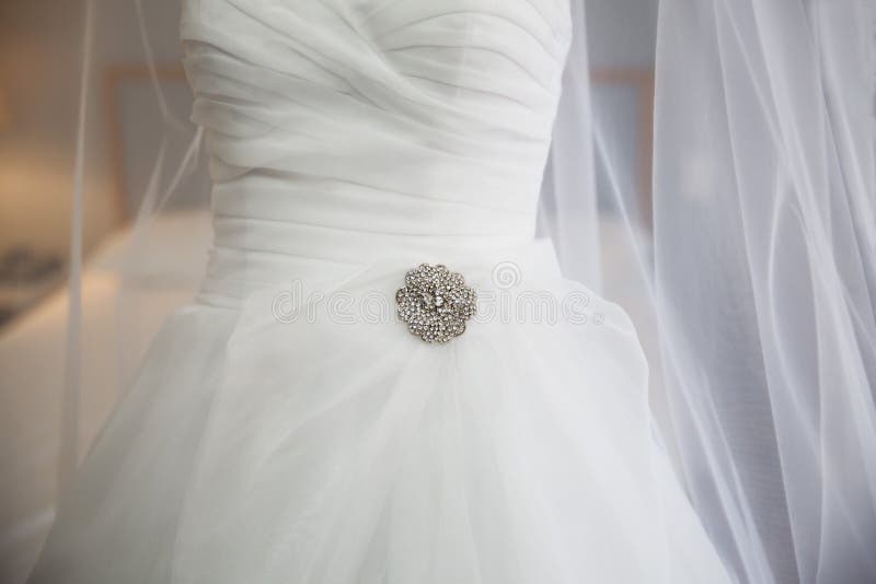 Schließen Sie oben vom Brautkleiderdetail lizenzfreies stockbild Schließen Sie oben vom Brautkleiderdetail lizenzfreies stockbild
