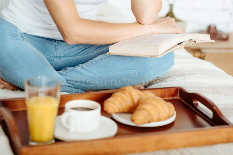 Schließen Sie oben vom Buch der jungen Frau Leseim Bett lizenzfreies stockfoto Schließen Sie oben vom Buch der jungen Frau Leseim Bett lizenzfreies stockfoto