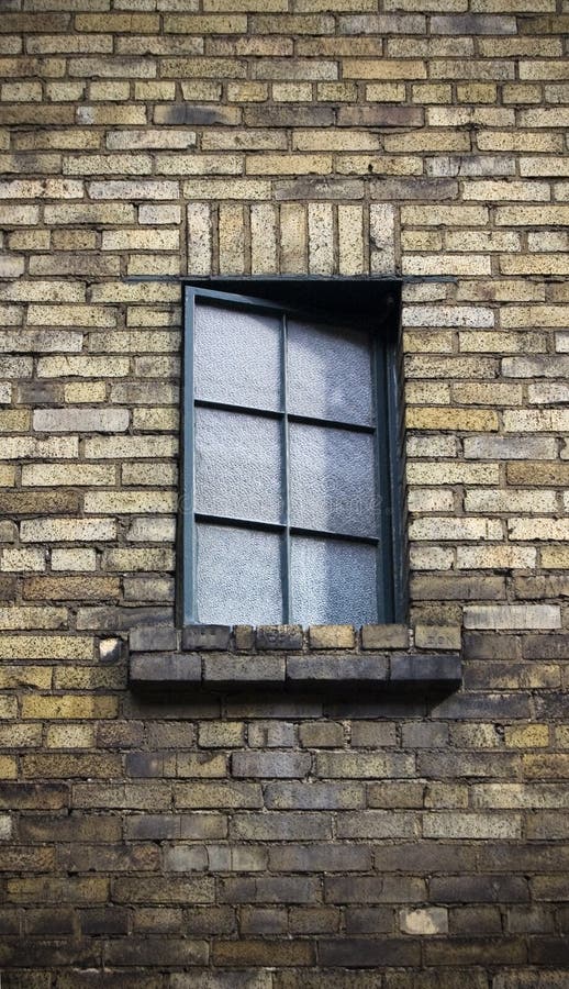 Schließen Sie oben vom Fenster auf einer verwitterten Backsteinmauer lizenzfreies stockbild