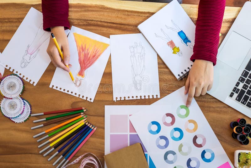 Schließen Sie oben vom Frauenmodedesigner an den Werkzeichnungsskizzen für Kleidung im Atelier mit Schneiderwerkzeug und Farbdiag lizenzfreie stockfotos Schließen Sie oben vom Frauenmodedesigner an den Werkzeichnungsskizzen für Kleidung im Atelier mit Schneiderwerkzeug und Farbdiag lizenzfreie stockfotos