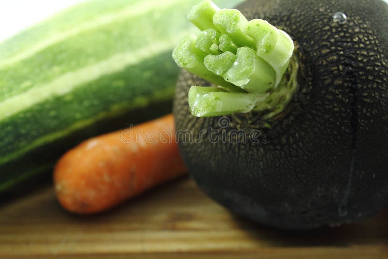 Schließen Sie oben vom frischem gesundem organischem Winterrettich, -karotte und -Zucchini stockfoto Schließen Sie oben vom frischem gesundem organischem Winterrettich, -karotte und -Zucchini stockfoto