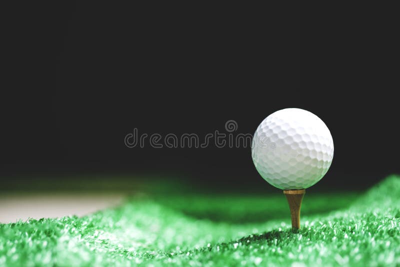 Schließen Sie oben vom Golfball auf dem T-Stück, das bereit ist, Schuss zu sein stockfotografie Schließen Sie oben vom Golfball auf dem T-Stück, das bereit ist, Schuss zu sein stockfotografie