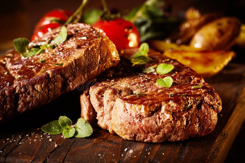 Schließen Sie oben vom seltenen gebratenen saftigen Medaillon der Leiste lizenzfreies stockfoto Schließen Sie oben vom seltenen gebratenen saftigen Medaillon der Leiste lizenzfreies stockfoto