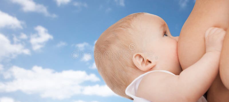 Schließen Sie oben vom stillend Baby über blauem Himmel lizenzfreies stockfoto Schließen Sie oben vom stillend Baby über blauem Himmel lizenzfreies stockfoto