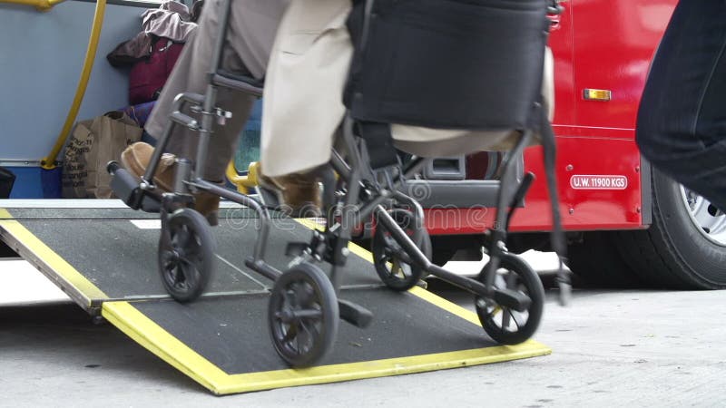 Schließen Sie oben von behindertem Person In Wheelchair Boarding Bus